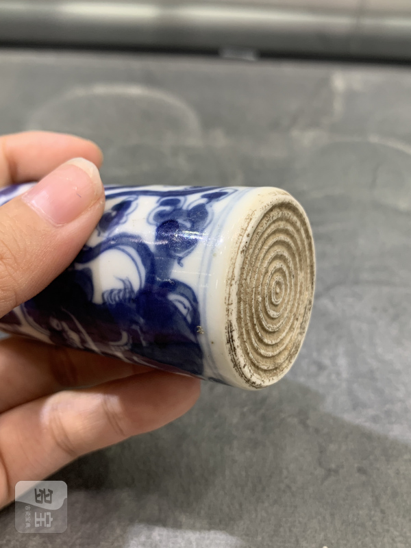 清乾隆青花狮子滚绣球纹鼻烟壶 - 图8